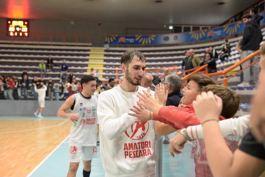 https://www.basketmarche.it/immagini_articoli/20-12-2024/ufficiale-separano-strade-amatori-pescara-1976-alessandro-guido-600.jpg