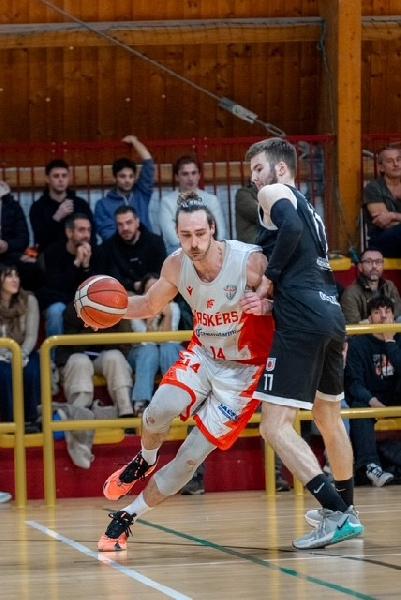 https://www.basketmarche.it/immagini_articoli/21-02-2025/baskrs-forlimpopoli-cercano-vittoria-fila-campo-guelfo-basket-600.jpg