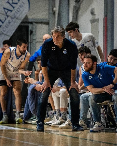 https://www.basketmarche.it/immagini_articoli/21-02-2025/janus-coach-niccolai-questa-squadra-composta-uomini-veri-gente-tiene-maglia-600.jpg