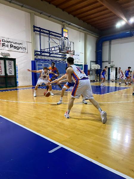 https://www.basketmarche.it/immagini_articoli/21-02-2025/netta-vittoria-pesaro-basket-basket-jesi-academy-600.jpg