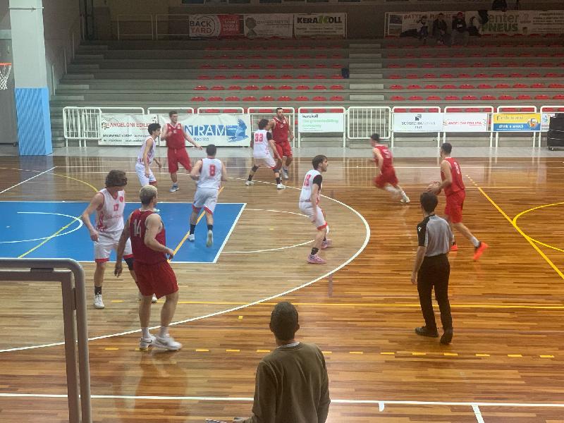 https://www.basketmarche.it/immagini_articoli/21-02-2025/pallacanestro-pedaso-passa-campo-amatori-severino-fuga-600.jpg