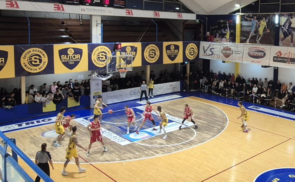 https://www.basketmarche.it/immagini_articoli/21-10-2024/sutor-montegranaro-parte-grande-lascia-spazio-rimonta-pallacanestro-urbania-600.jpg