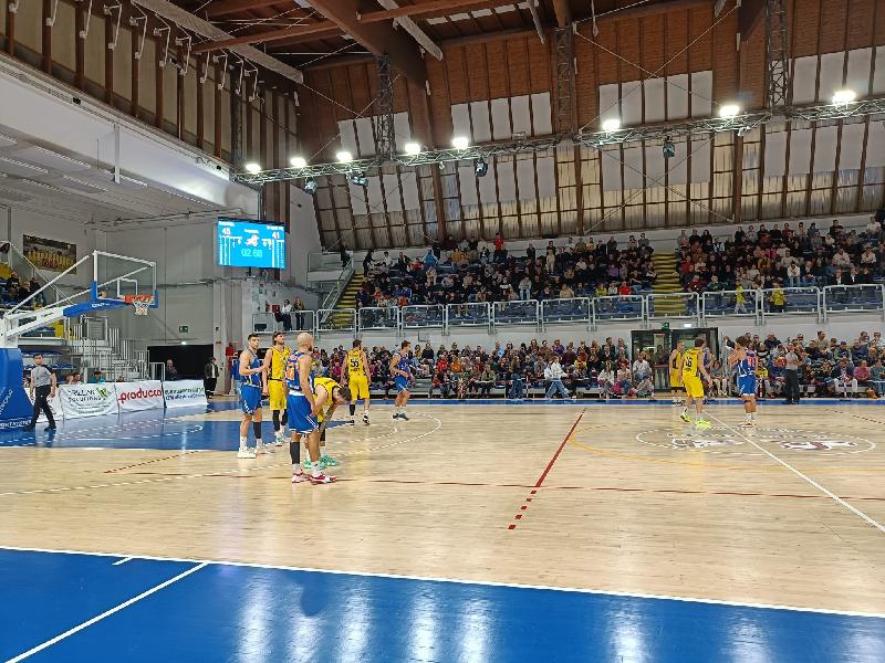 https://www.basketmarche.it/immagini_articoli/21-11-2024/pallacanestro-recanati-vince-derby-conferma-testa-classifica-600.jpg