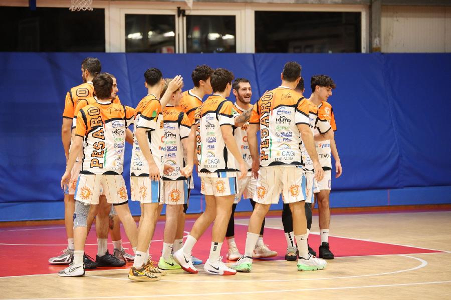 https://www.basketmarche.it/immagini_articoli/21-12-2024/pisaurum-pesaro-vince-derby-real-basket-club-pesaro-600.jpg