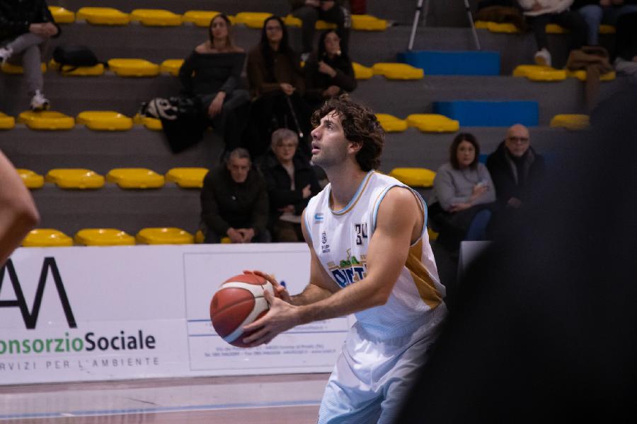 https://www.basketmarche.it/immagini_articoli/22-01-2025/ufficiale-pineto-basket-firma-esterno-fabio-eustachio-600.jpg