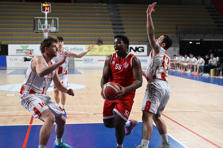 https://www.basketmarche.it/immagini_articoli/22-02-2025/basket-auximum-osimo-doma-finale-pallacanestro-jesi-600.jpg