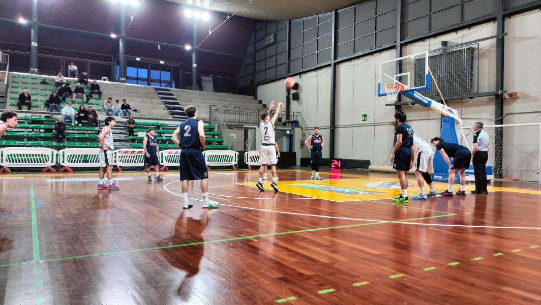 https://www.basketmarche.it/immagini_articoli/22-02-2025/convincente-vittoria-atomika-spoleto-basket-spello-sioux-600.jpg