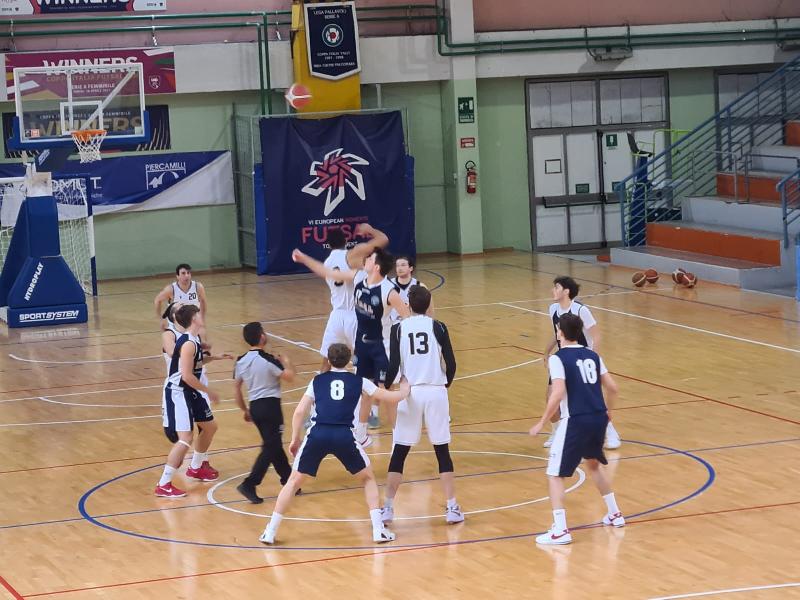 https://www.basketmarche.it/immagini_articoli/22-02-2025/falconara-basket-vince-scontro-diretto-real-basket-club-pesaro-600.jpg