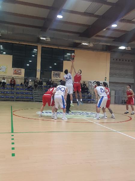 https://www.basketmarche.it/immagini_articoli/22-02-2025/ponte-morrovalle-espugna-campo-polverigi-basket-600.jpg