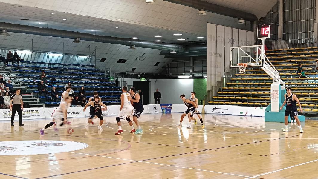 https://www.basketmarche.it/immagini_articoli/22-11-2024/loreto-pesaro-vince-derby-bramante-conquista-vittoria-fila-600.jpg