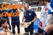 https://www.basketmarche.it/immagini_articoli/22-11-2024/ufficiale-separano-strade-attila-porto-recanati-coach-nicola-scalabroni-120.jpg