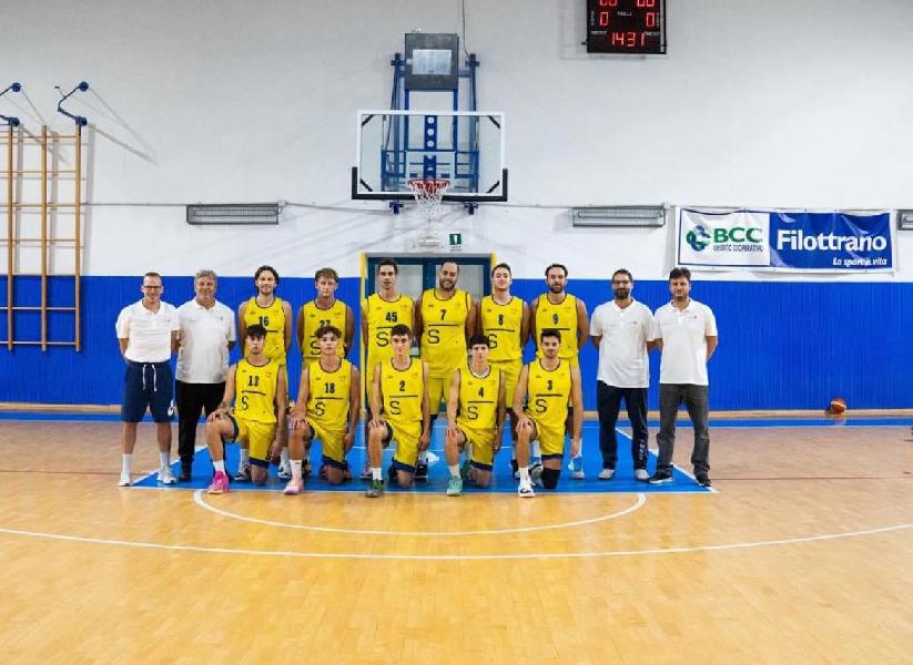 https://www.basketmarche.it/immagini_articoli/22-12-2024/castelfidardo-supera-senza-problemi-polverigi-basket-resta-imbattuta-600.jpg