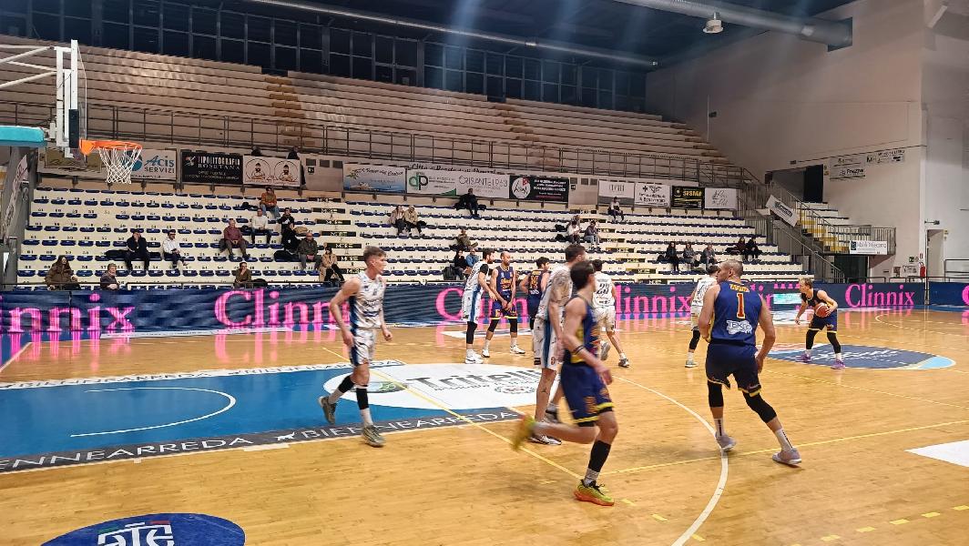 https://www.basketmarche.it/immagini_articoli/22-12-2024/loreto-pesaro-paga-brutto-quarto-mani-vuote-roseto-600.jpg