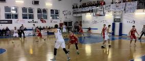 https://www.basketmarche.it/immagini_articoli/22-12-2024/overtime-felice-basket-aquilano-ottima-amatori-pescara-120.jpg