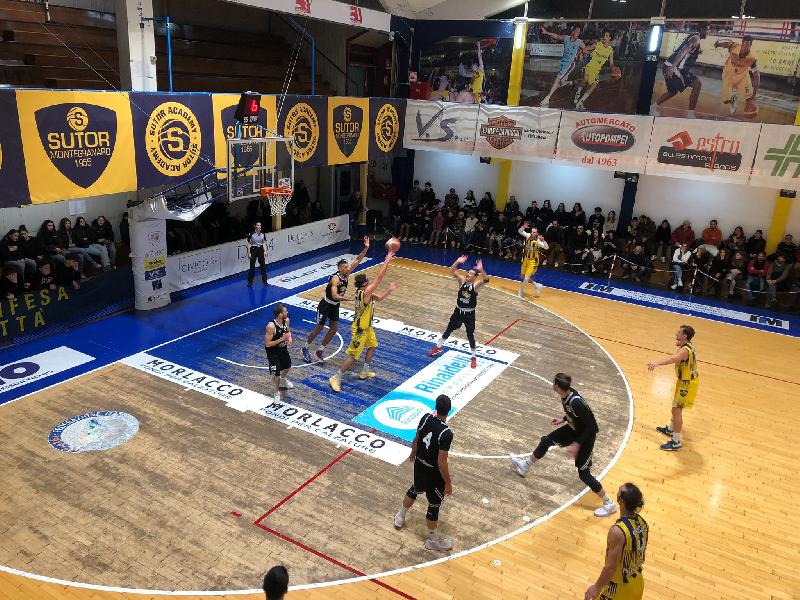 https://www.basketmarche.it/immagini_articoli/22-12-2024/sutor-montegranaro-domina-sfida-falconara-basket-600.jpg