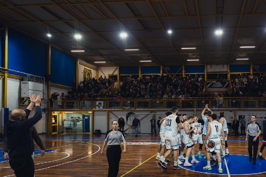 https://www.basketmarche.it/immagini_articoli/23-12-2024/basket-gubbio-vince-derby-capolista-basket-gualdo-600.jpg