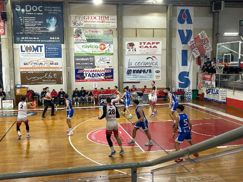 https://www.basketmarche.it/immagini_articoli/24-11-2024/basket-gualdo-rispetta-pronostico-travolgendo-casa-roseto-600.jpg