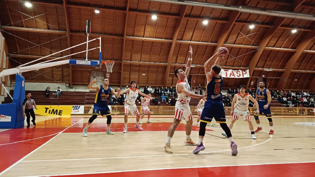 https://www.basketmarche.it/immagini_articoli/24-11-2024/loreto-pesaro-allunga-tempo-passa-campo-tasp-teramo-600.jpg