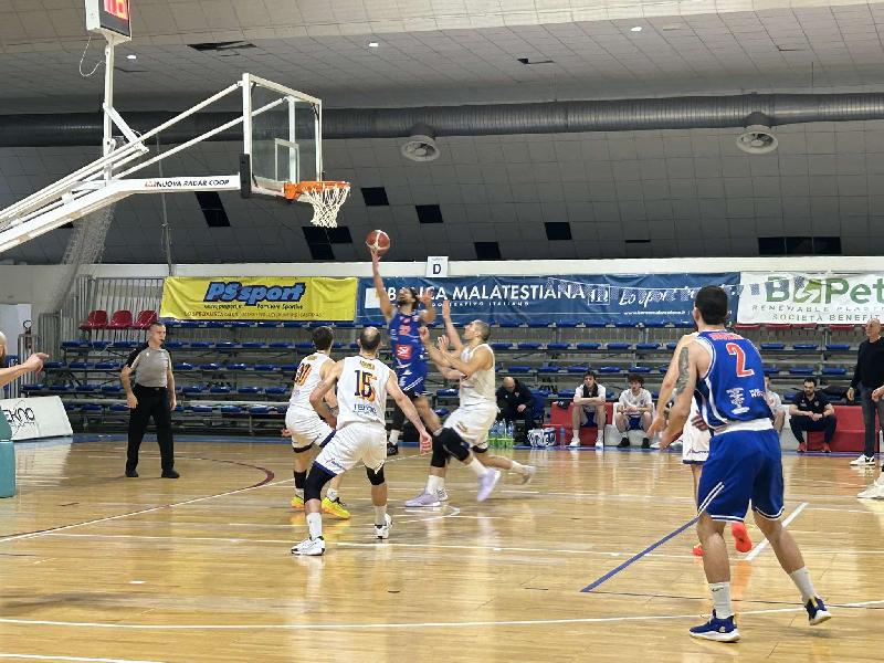 https://www.basketmarche.it/immagini_articoli/25-01-2025/loreto-pesaro-ritrova-vittoria-scontro-diretto-attila-porto-recanati-600.jpg