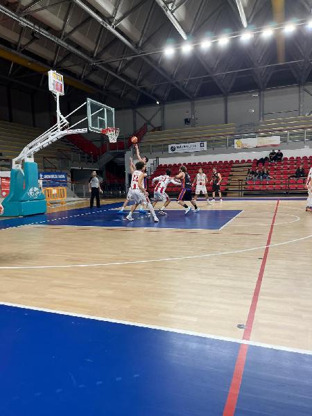 https://www.basketmarche.it/immagini_articoli/25-01-2025/pesaro-basket-scappa-quarto-passa-campo-basket-auximum-osimo-600.jpg