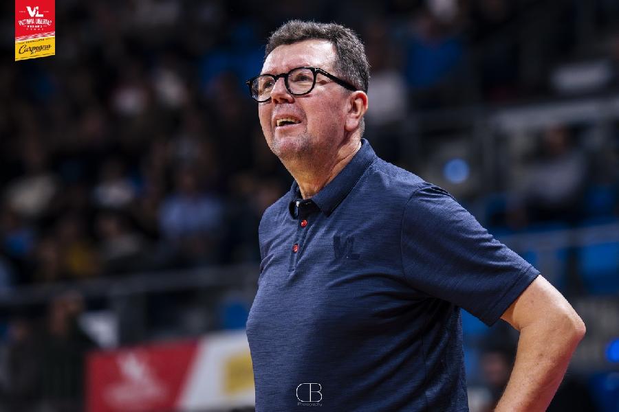 https://www.basketmarche.it/immagini_articoli/25-10-2024/pesaro-coach-leka-spirito-giusto-intensit-giusta-sono-sicuro-potremo-fare-bene-600.jpg