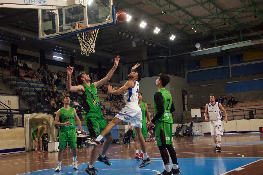 https://www.basketmarche.it/immagini_articoli/25-11-2024/foligno-basket-vince-convince-magic-basket-chieti-trascinata-super-diaz-600.jpg