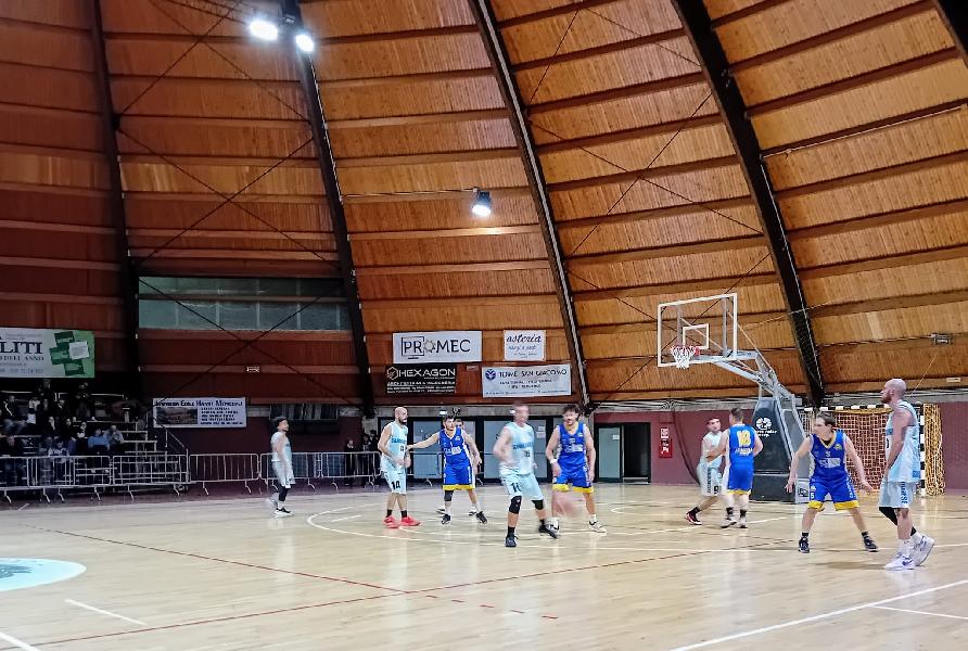 https://www.basketmarche.it/immagini_articoli/25-11-2024/netta-vittoria-sangiorgese-2000-campo-fonti-amandola-600.jpg