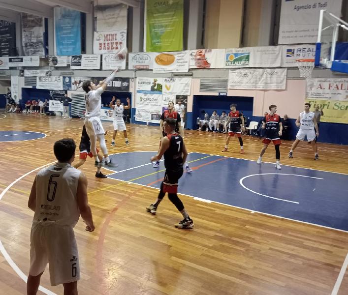 https://www.basketmarche.it/immagini_articoli/26-01-2025/esulta-esterna-basket-gualdo-supera-basket-todi-600.jpg