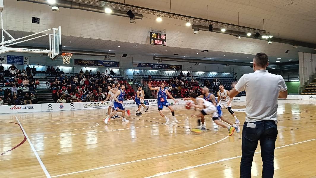 https://www.basketmarche.it/immagini_articoli/26-01-2025/loreto-pesaro-conquista-punti-attila-porto-recanati-600.jpg