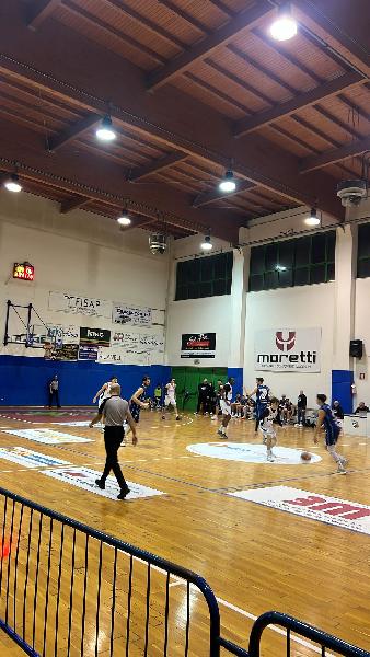 https://www.basketmarche.it/immagini_articoli/26-01-2025/roseto-basket-2020-risale-espugna-volata-campo-virtus-civitanova-600.jpg