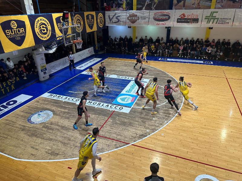 https://www.basketmarche.it/immagini_articoli/26-01-2025/sutor-montegranaro-tiene-botta-minuti-cede-capolista-baskrs-forlimpopoli-600.jpg