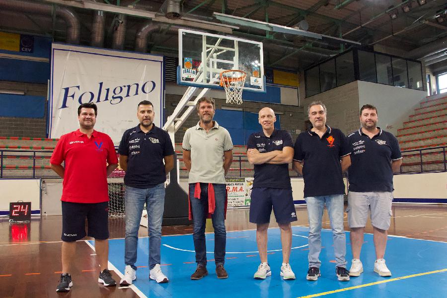 https://www.basketmarche.it/immagini_articoli/26-09-2024/eccellenza-foligno-basket-virtus-assisi-giromondo-spoleto-uniscono-forze-600.jpg