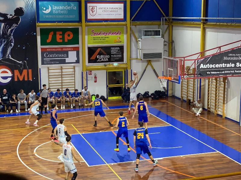 https://www.basketmarche.it/immagini_articoli/26-10-2024/basket-gubbio-batte-nettamente-olimpia-mosciano-resta-imbattuto-600.jpg