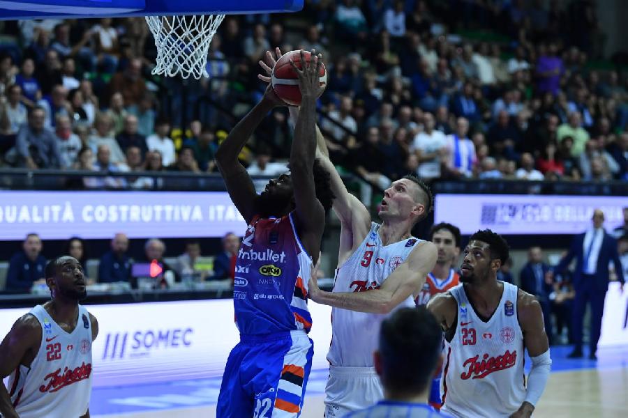 https://www.basketmarche.it/immagini_articoli/26-10-2024/pallacanestro-trieste-ritrova-vittoria-campo-nutribullet-treviso-600.jpg