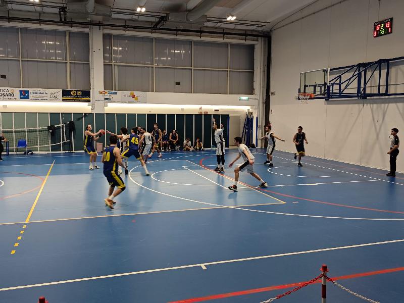 https://www.basketmarche.it/immagini_articoli/27-01-2025/castelfidardo-passa-campo-cestistica-montecosaro-resta-imbattuta-600.jpg