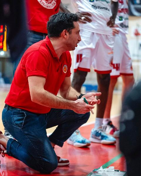 https://www.basketmarche.it/immagini_articoli/27-01-2025/pall-senigallia-coach-petitto-peccato-avevamo-iniziato-gara-bramante-stato-solido-tempo-600.jpg