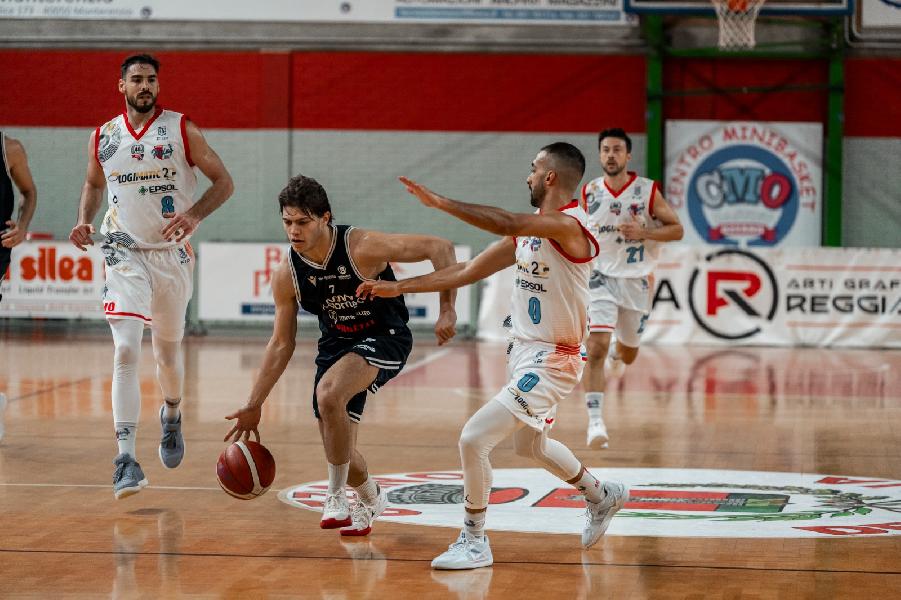 https://www.basketmarche.it/immagini_articoli/27-10-2024/flying-balls-ozzano-risalgono-completano-rimonta-bramante-pesaro-600.jpg