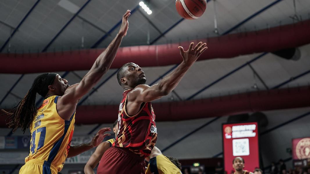 https://www.basketmarche.it/immagini_articoli/27-10-2024/reyer-venezia-doma-finale-scafati-basket-600.jpg