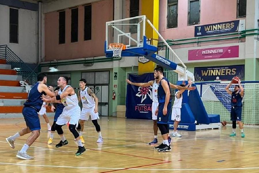 https://www.basketmarche.it/immagini_articoli/27-10-2024/titano-marino-conquista-punti-campo-falconara-basket-600.jpg