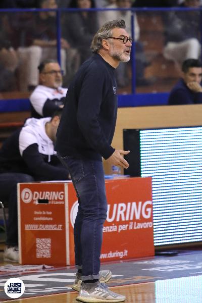 https://www.basketmarche.it/immagini_articoli/28-01-2025/basket-jesi-academy-coach-ghizzinardi-vittoria-vale-tanto-punti-morale-600.jpg