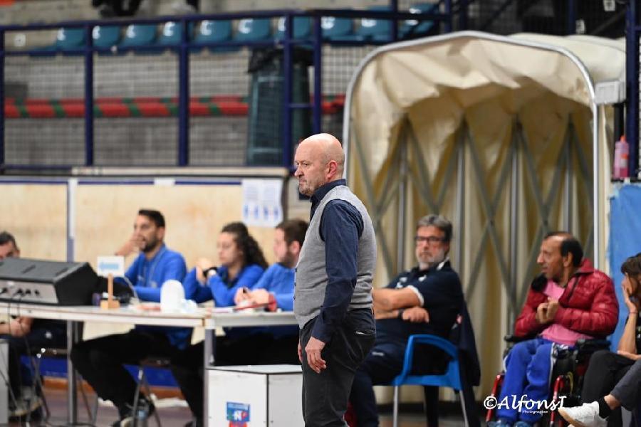 https://www.basketmarche.it/immagini_articoli/28-01-2025/coach-paolo-pierotti-effetto-dunning-kruger-basket-vorrei-accorgermi-presenza-arbitro-campo-600.jpg