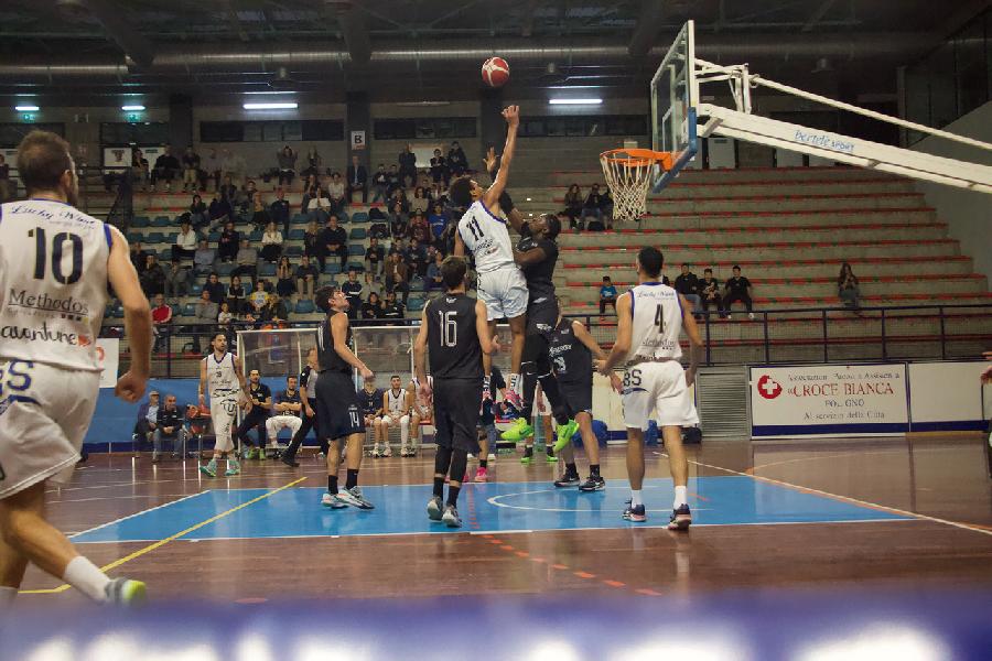 https://www.basketmarche.it/immagini_articoli/28-10-2024/convincente-vittoria-foligno-basket-derby-basket-todi-600.jpg