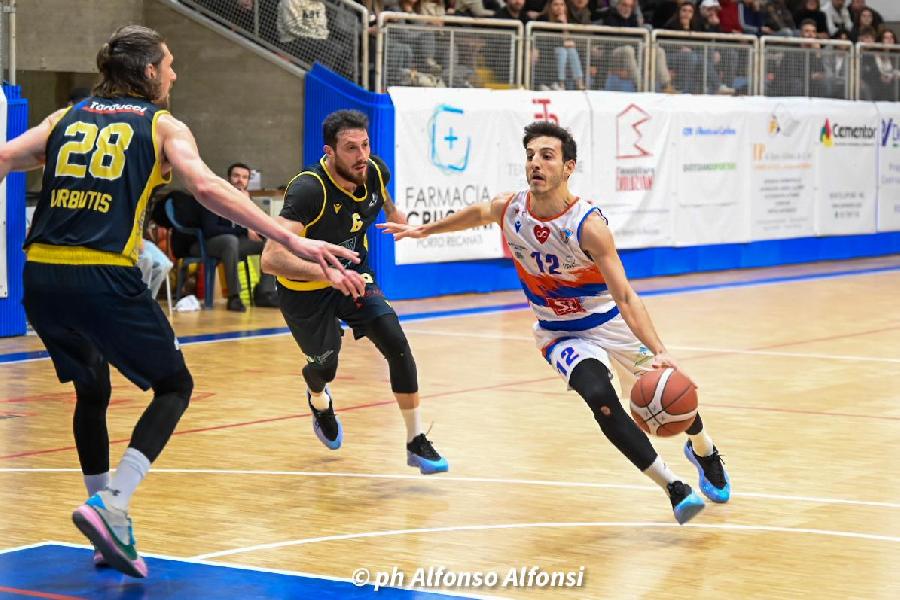 https://www.basketmarche.it/immagini_articoli/29-01-2025/attila-porto-recanati-vince-derby-pallacanestro-recanati-600.jpg