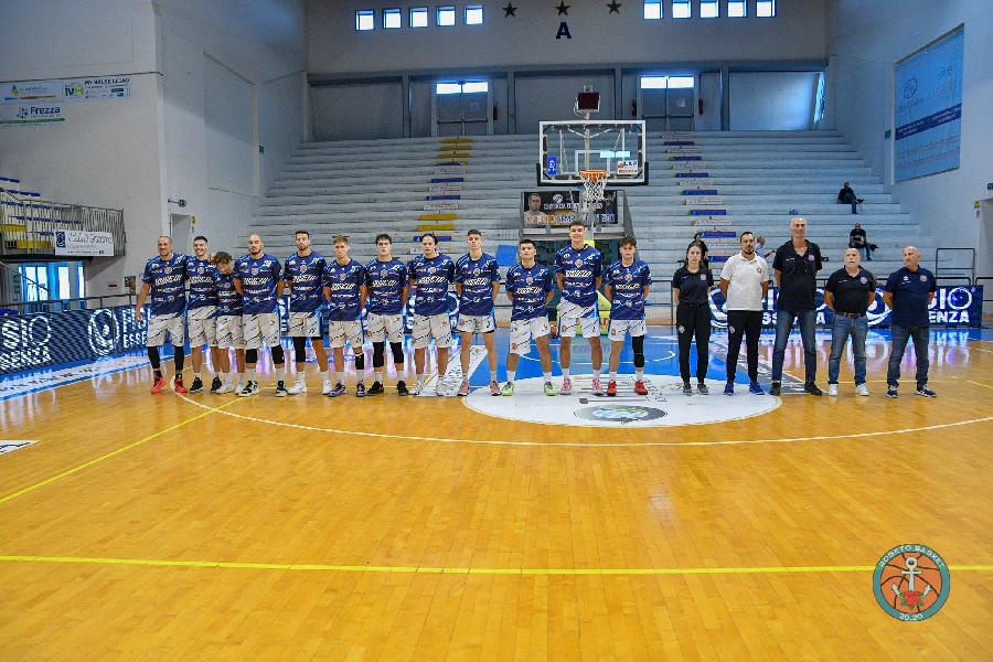 https://www.basketmarche.it/immagini_articoli/29-09-2024/roseto-basket-2020-supera-autorit-flying-balls-ozzano-600.jpg