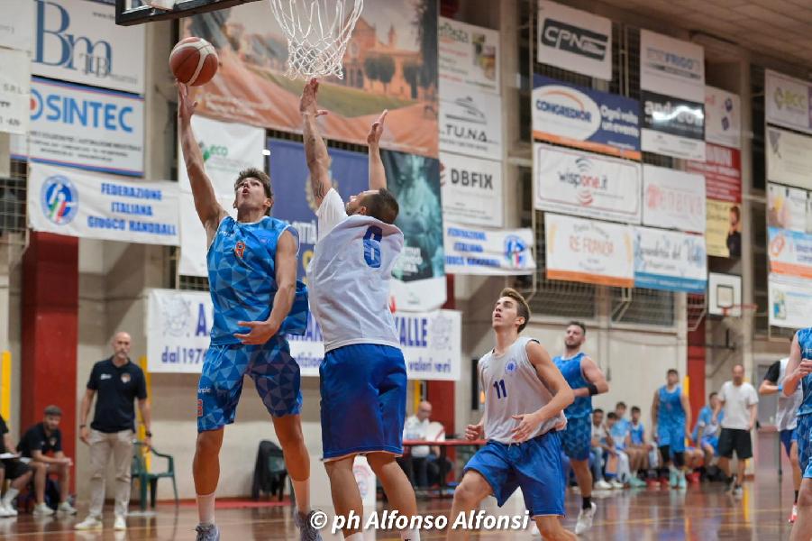 https://www.basketmarche.it/immagini_articoli/29-09-2024/torneo-baskettiamo-pselpidio-basket-sfida-senigallia-basket-2020-finale-600.jpg