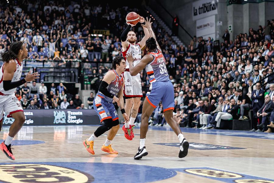 https://www.basketmarche.it/immagini_articoli/29-12-2024/ottimo-shields-guida-olimpia-milano-vittoria-campo-nutribullet-treviso-600.jpg