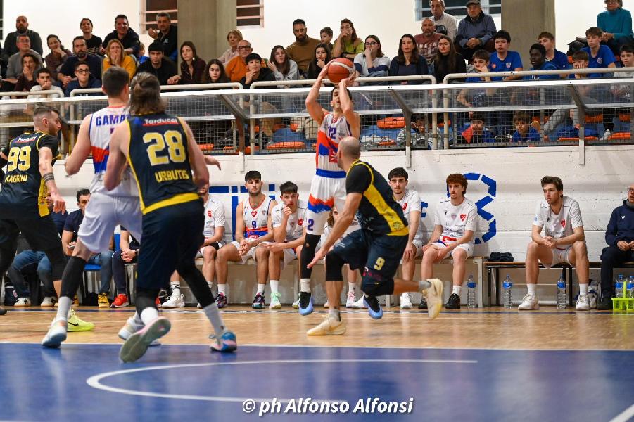 https://www.basketmarche.it/immagini_articoli/30-01-2025/pallacanestro-recanati-paga-brutto-avvio-perde-derby-campo-attila-porto-recanati-600.jpg