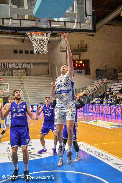 https://www.basketmarche.it/immagini_articoli/30-01-2025/roseto-basket-2020-conquista-punti-valdiceppo-basket-600.jpg