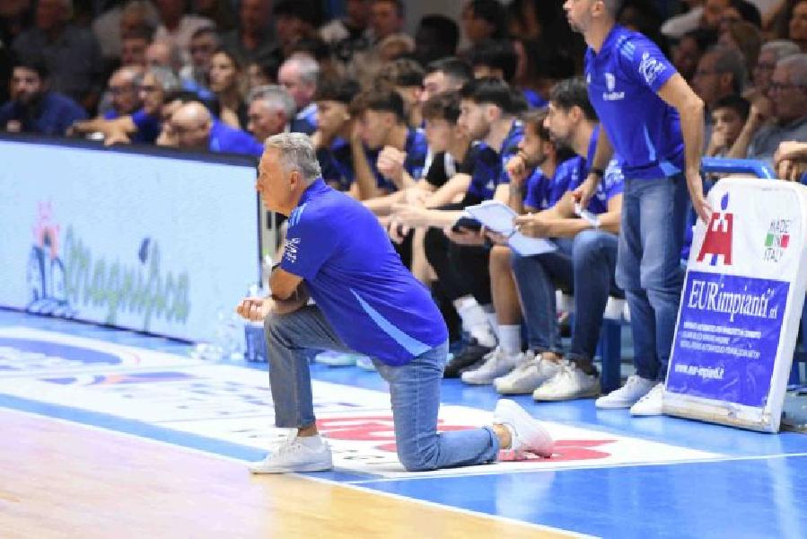 https://www.basketmarche.it/immagini_articoli/30-09-2024/basket-brindisi-coach-bucchi-calo-fisico-finale-siamo-arrivati-stanchi-senza-energie-600.jpg