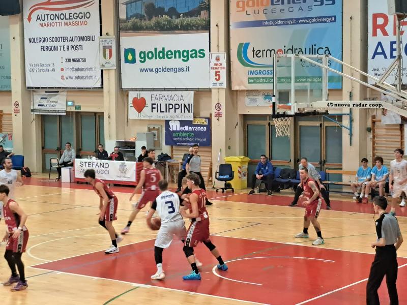 https://www.basketmarche.it/immagini_articoli/31-01-2025/basket-auximum-scappa-quarto-passa-campo-senigallia-basket-2020-600.jpg